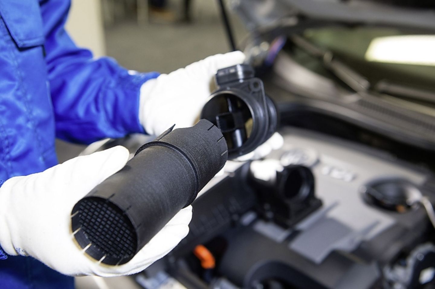 Beim 1,6 Liter Motor wird ein Strömungsgleichrichter im Ansaugtrakt eingesetzt.
