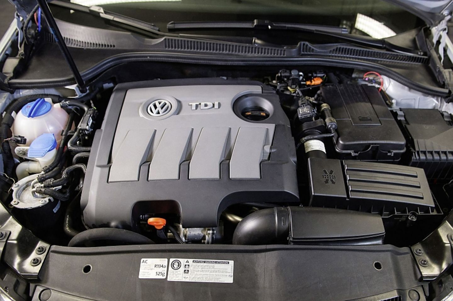 Beim 1,6 Liter Motor wird ein Strömungsgleichrichter im Ansaugtrakt eingesetzt.