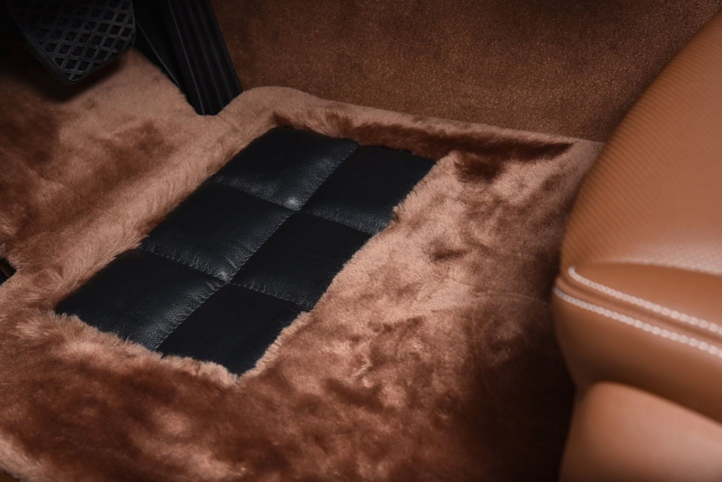 BMW 750 Li Solitaire - Lammfellteppiche vorn und hinten