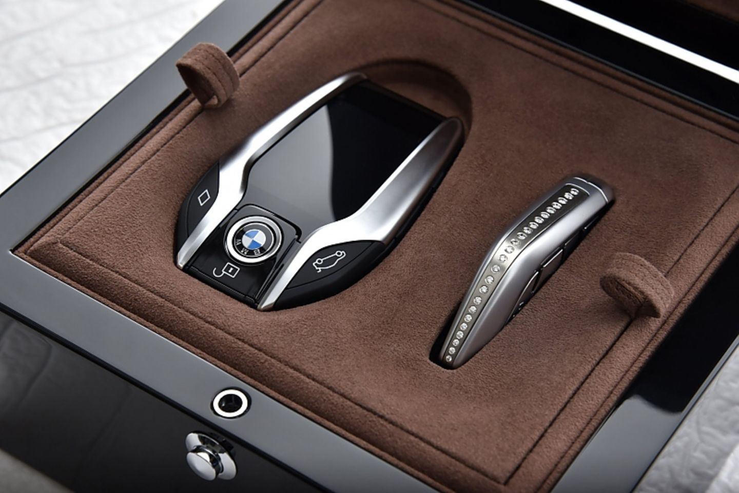 BMW 750 Li Solitaire - die beiden Schlüssel befinden sich in einer edlen Pianolack-Box