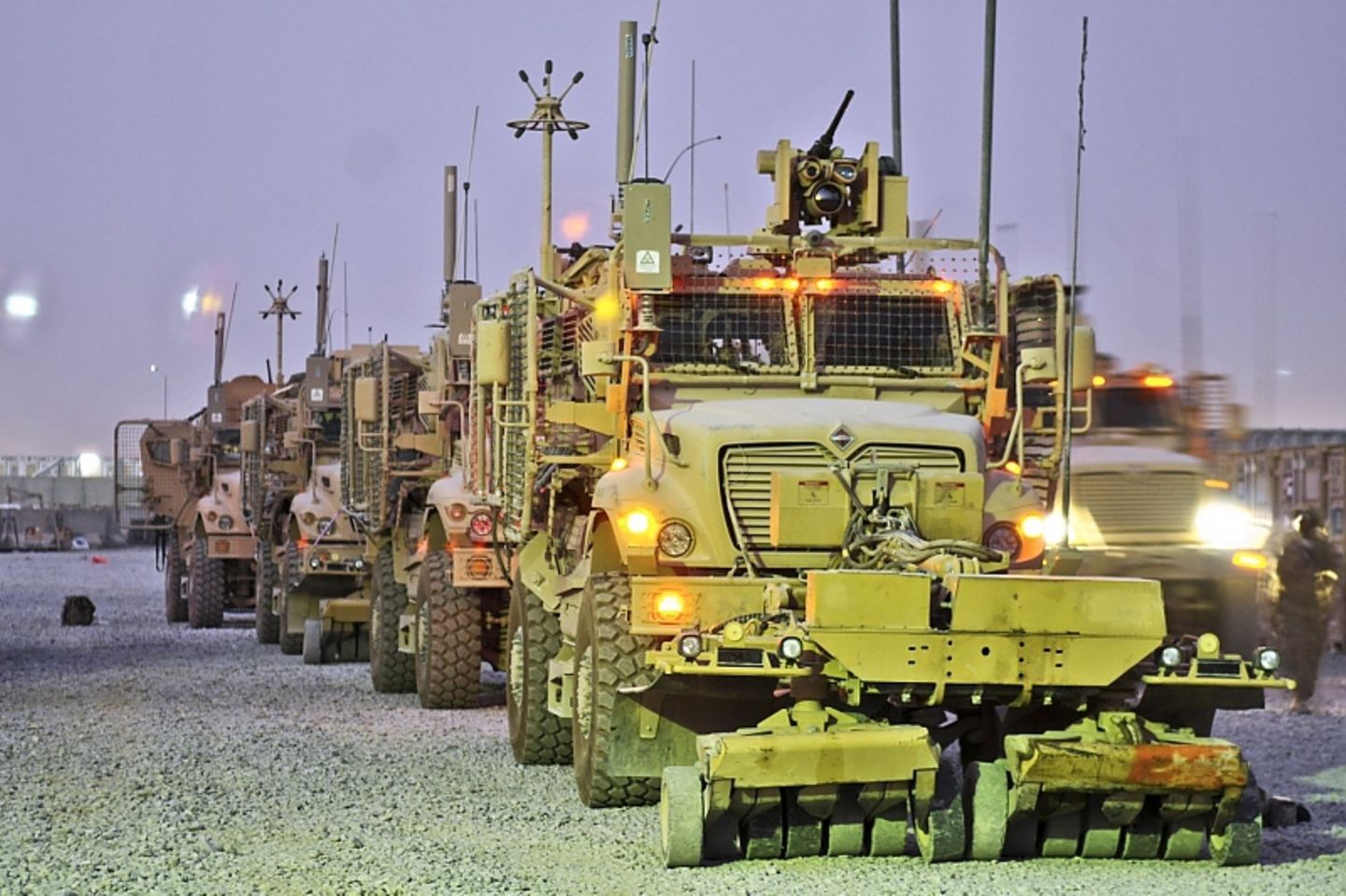 Die selbstständig agierenden US Army Trucks orientieren sich am Vordermann