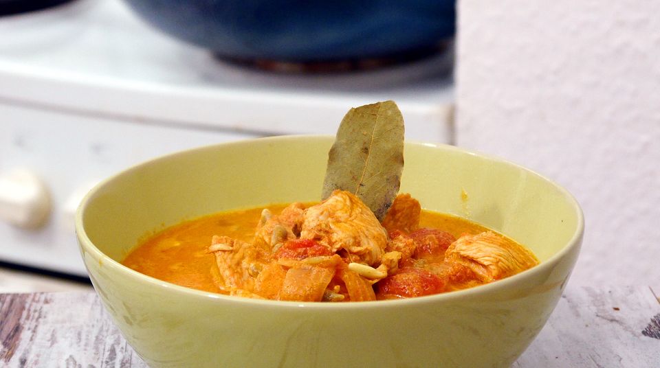 Butter-Chicken in grüner Schüssel