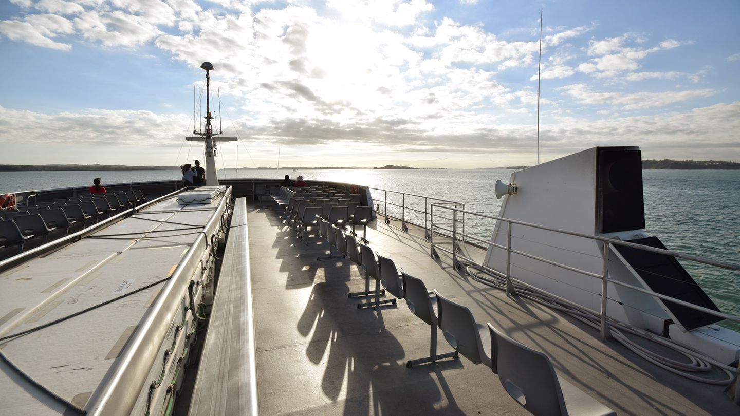An Deck der leere Fähre nach Waiheke