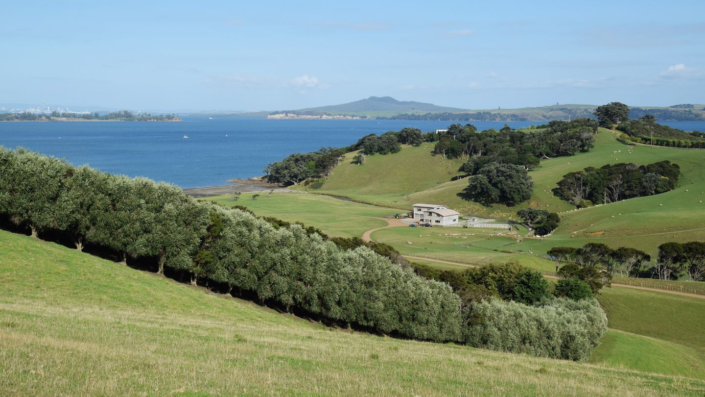 Blick über ein Gehöft im Westen der Insel