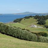 Blick über ein Gehöft im Westen der Insel
