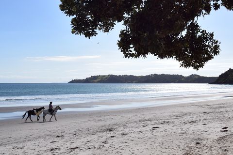 Reiterin am Strand von Onetangi