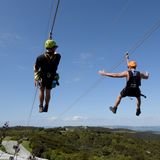 Für Aktivurlauber: Am Drahtseil hängend gibt es seit Neuestem eine Inselbesichtigung aus der Luft: Drei verschiedene Seilrutschen der Ecozip Adventures führen an den Hängen über Baumwipfel und Weinreben hinab ins Tal.