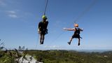 Für Aktivurlauber: Am Drahtseil hängend gibt es seit Neuestem eine Inselbesichtigung aus der Luft: Drei verschiedene Seilrutschen der Ecozip Adventures führen an den Hängen über Baumwipfel und Weinreben hinab ins Tal.