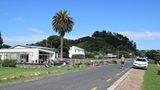 Nicht nur Urlauber und Tagesausflüger aus Auckland entdecken Waiheke, sondern auch immer mehr Millionäre machen die Insel zu ihrem Wohnsitz, kaufen sich Häuser und pendeln täglich zum Festland.