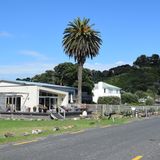 Nicht nur Urlauber und Tagesausflüger aus Auckland entdecken Waiheke, sondern auch immer mehr Millionäre machen die Insel zu ihrem Wohnsitz, kaufen sich Häuser und pendeln täglich zum Festland.