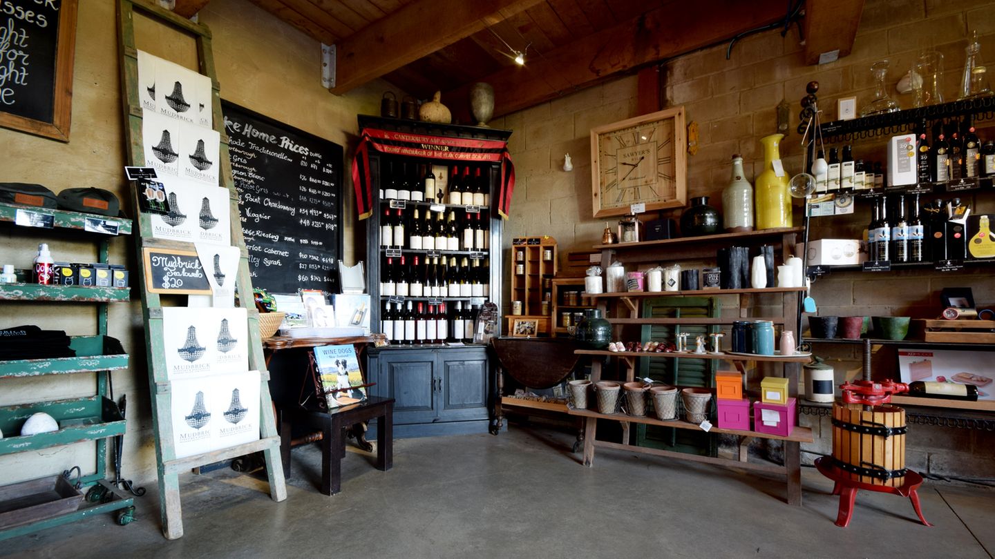 Von Auckland aus werden sogar organisierte Weintouren über die Inseln angeboten, zum Beispiel von Ananda Tours. Eine Weinprobe lässt sich auch bestens mit einem Restaurantbesuch verbinden, wie hier im Weingut Mudbrick.