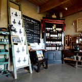 Von Auckland aus werden sogar organisierte Weintouren über die Inseln angeboten, zum Beispiel von Ananda Tours. Eine Weinprobe lässt sich auch bestens mit einem Restaurantbesuch verbinden, wie hier im Weingut Mudbrick.