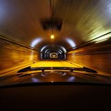 Der Heckflügel fährt automatisch aus