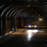 Der V8-Kompressor-Dampfhammer kreischt, sägt und wütet. wie ein Orkan