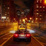 Der Diffusor wird von vier mächtigen Auspuffrohren eingerahmt