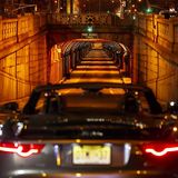 Helm ab zum Gebet: Die Katze ist bereit, loszustürmen