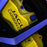 Die Carbon-Keramik-Bremsen packen kräftig zu