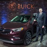 Buick-Manager Duncan Aldred präsentiert den Buick Encore