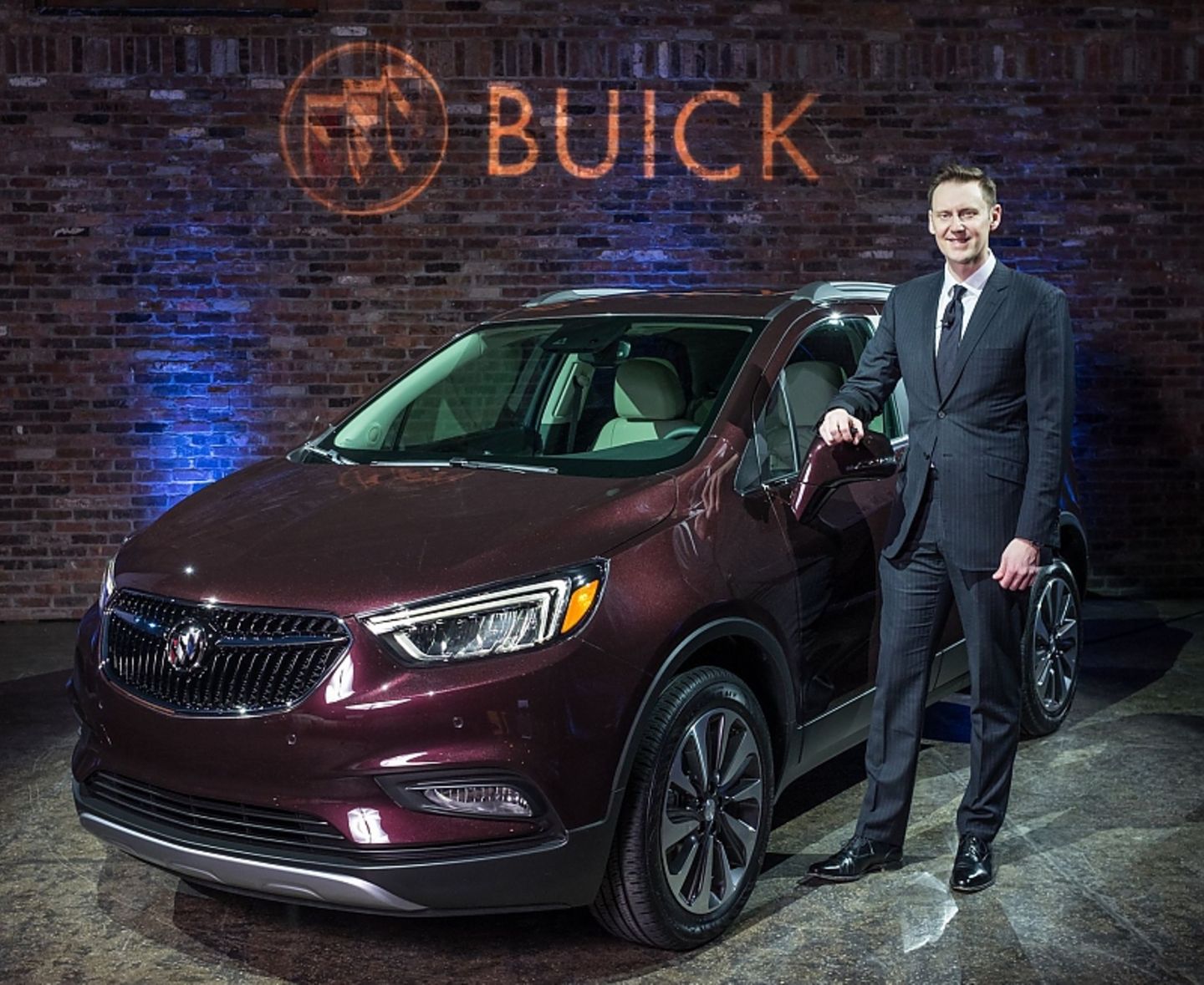 Buick-Manager Duncan Aldred präsentiert den Buick Encore
