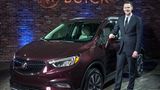 Buick-Manager Duncan Aldred präsentiert den Buick Encore