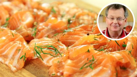 Sternekoch zeigt: So bereiten Sie gebeizten Lachs auf Gourmetniveau in der eigenen Küche zu