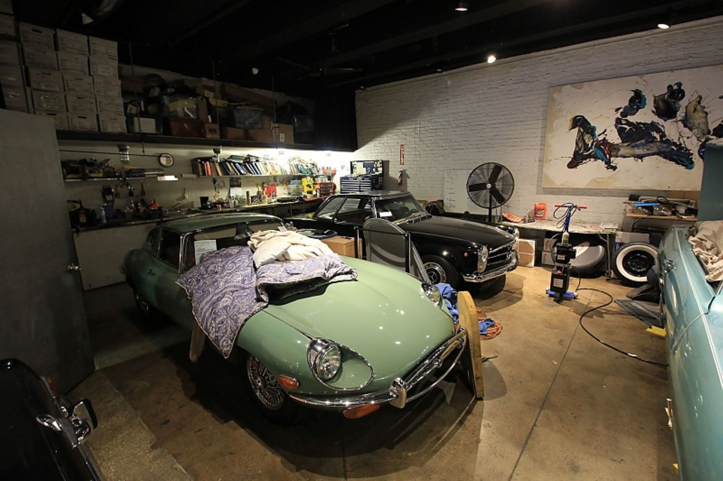 Ein Jaguar XKE von 1970 wird gerade auf Hochglanz gebracht.