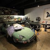 Ein Jaguar XKE von 1970 wird gerade auf Hochglanz gebracht.