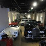 Doch was sich hinter dem Garagentor befindet ist Millionen wert.