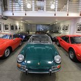 Zu den günstigsten Autos in der aktuellen Sammlung gehören zwei Ferraris.