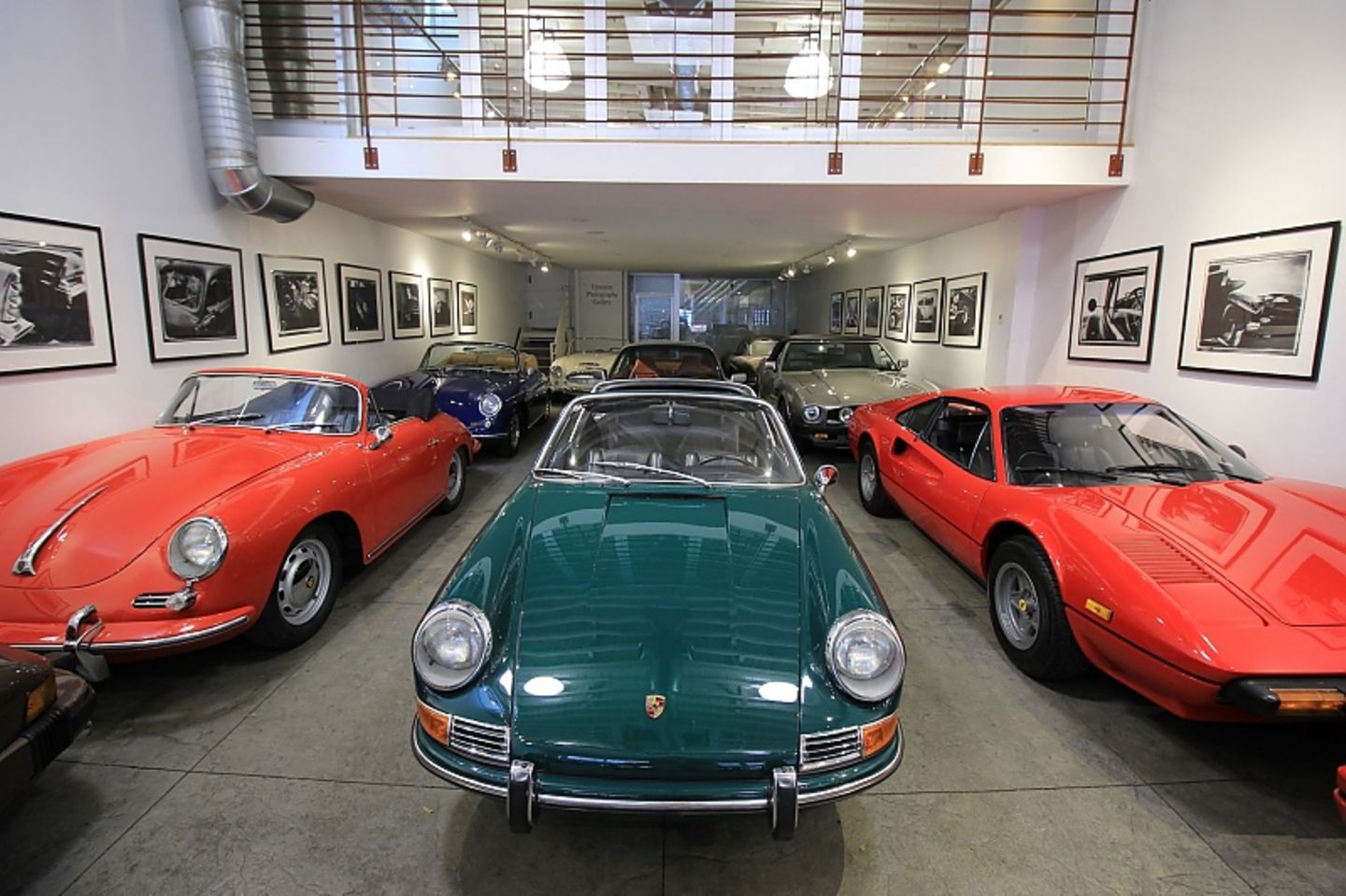 Zu den günstigsten Autos in der aktuellen Sammlung gehören zwei Ferraris.