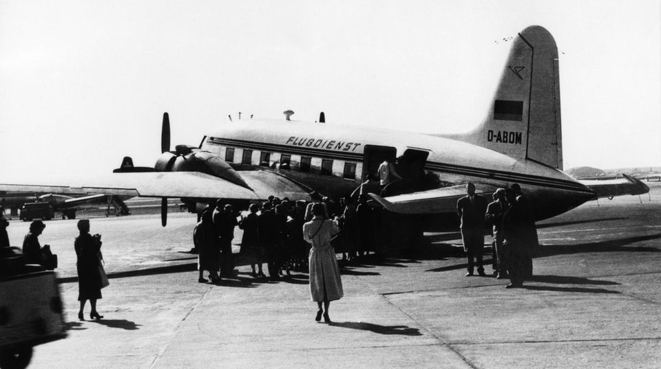 Die Maschine auf dem Flugfeld Die Maschine auf dem Flugfeld