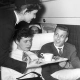 Bordservice in den Anfangsjahren der Vickers mit 36 Sitzen: Statt Klapptischen dienten Kissen als Unterlage für die Tabletts