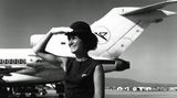 Stewardess vor Boeing 727