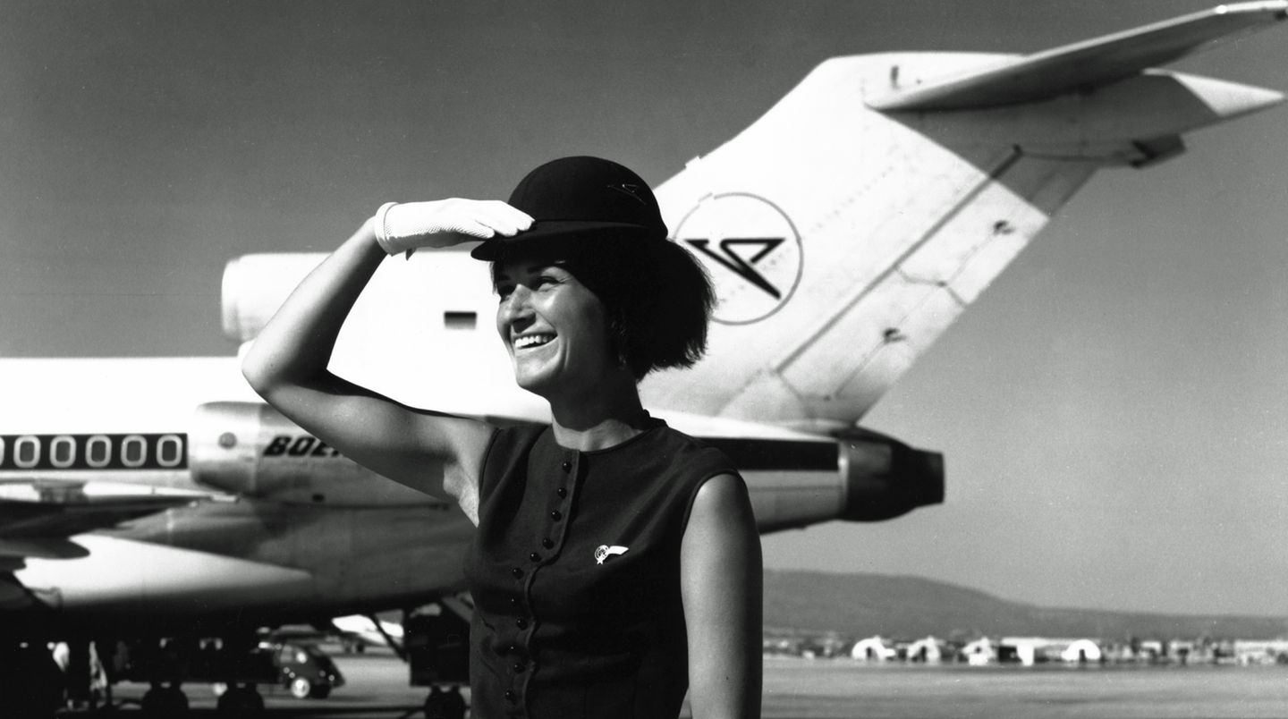 Stewardess vor Boeing 727