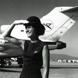 Stewardess vor Boeing 727