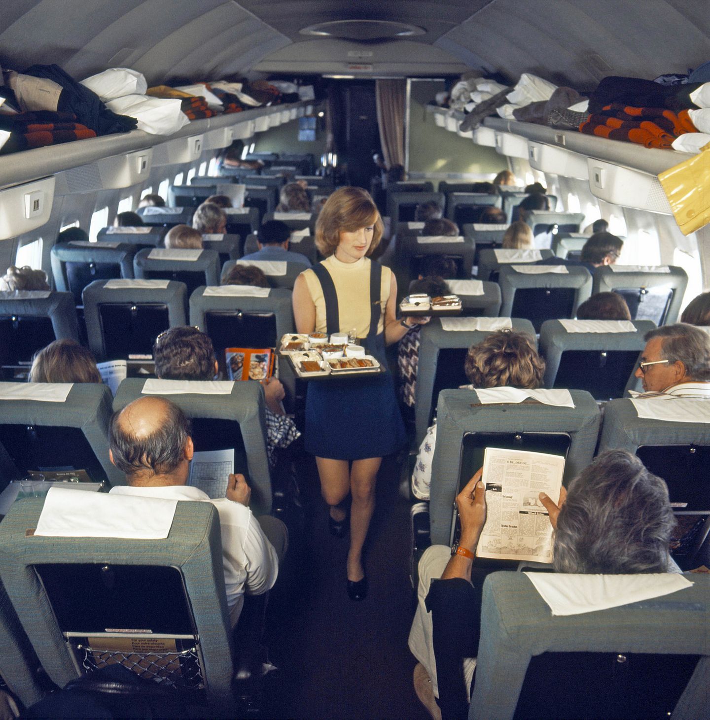 Stewardess serviert Essen