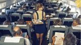 Stewardess serviert Essen