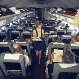Stewardess serviert Essen