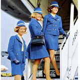 So sahen die Flugbegleiterinnen in den 70er-Jahren aus: Hier stehen sie an der heruntergelassenen Treppe am Heck einer Boeing 727