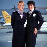 Im diskreten Dunkelblau: die Uniformen der Kabinencrew in den 90er-Jahren