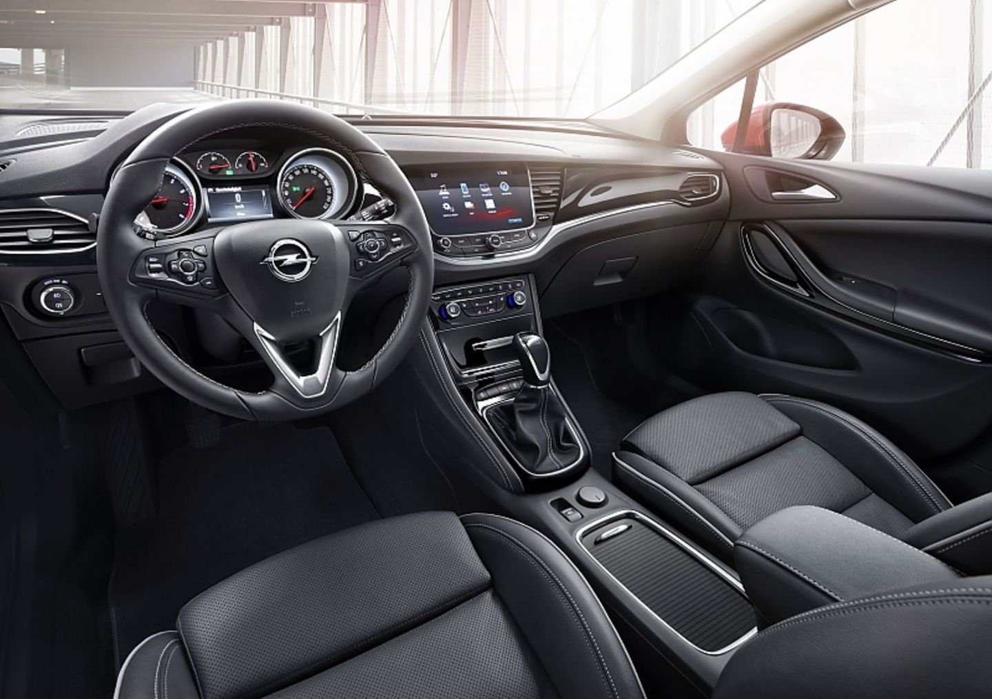Fast schon edel wirkt sein Interieur.