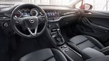 Fast schon edel wirkt sein Interieur.