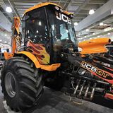 Aus den Auspuffrohren schießen in Aktion Flammen.