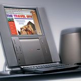 Zugegeben: Dieser Computer ist nicht das Schönste, was je Apples Design-Labore verlassen hat. Dennoch markiert er einen wichtigen Meilenstein für Apple: Der Twentieth Anniversary Macintosh wurde als Sondermodell zum 20. Firmenjubiläum im Jahr 1997 produziert. Ein Erfolg war er nicht: Das Gerät kostete 7499 Dollar (entspricht heute etwa 11.000 Dollar), obwohl es technisch dem Power Macintosh 6500 entsprach, der mit 2999 Dollar weniger als die Hälfte kostete. Dafür gab es ein nicht weniger hässliches Bose-Soundsystem samt Subwoofer und einen eingebauten TV-Tuner.  Für alle Apple-Fans: Auf der Seite "mac-history.de" gibt es ein Video, in dem Apple-Designer Jony Ive (damals noch mit vollem Haar) die Vorzüge des Jubiläums-Macs anpreist.