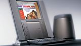 Zugegeben: Dieser Computer ist nicht das Schönste, was je Apples Design-Labore verlassen hat. Dennoch markiert er einen wichtigen Meilenstein für Apple: Der Twentieth Anniversary Macintosh wurde als Sondermodell zum 20. Firmenjubiläum im Jahr 1997 produziert. Ein Erfolg war er nicht: Das Gerät kostete 7499 Dollar (entspricht heute etwa 11.000 Dollar), obwohl es technisch dem Power Macintosh 6500 entsprach, der mit 2999 Dollar weniger als die Hälfte kostete. Dafür gab es ein nicht weniger hässliches Bose-Soundsystem samt Subwoofer und einen eingebauten TV-Tuner.  Für alle Apple-Fans: Auf der Seite "mac-history.de" gibt es ein Video, in dem Apple-Designer Jony Ive (damals noch mit vollem Haar) die Vorzüge des Jubiläums-Macs anpreist.