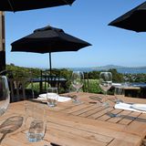 Zu Fisch- und Meeresfrüchten werden Tropfen aus der eigenen Kellerei serviert - mit Weitblick über den Hauraki-Golf