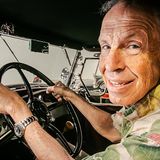 Autosammler Aaron Weiss am Steuer des 200 PS starken Marmon Sixteen von 1932