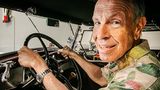 Autosammler Aaron Weiss am Steuer des 200 PS starken Marmon Sixteen von 1932