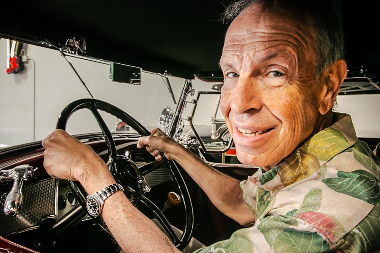 Autosammler Aaron Weiss am Steuer des 200 PS starken Marmon Sixteen von 1932