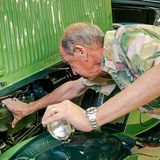 Autosammler Aaron Weiss greift selbst zum Werkzeug